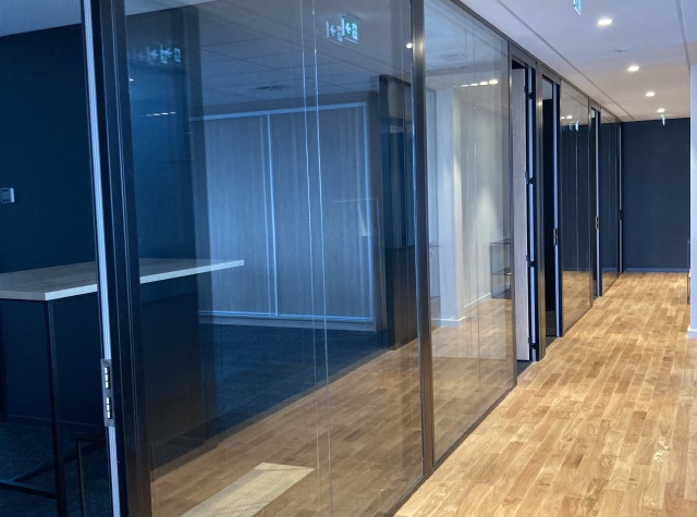 couloir cloisons vitrées