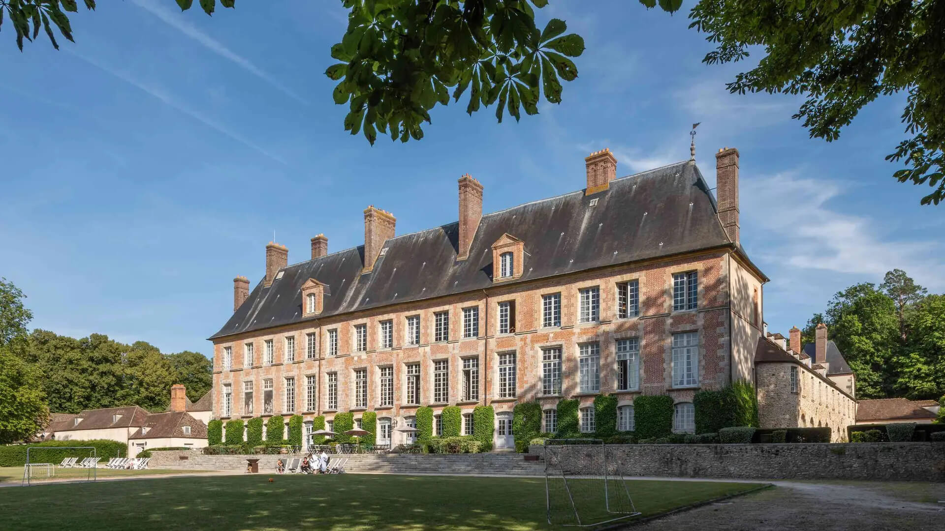 TRAVAUX D'AMENAGEMENT SUR LE CHATEAU DES MESNULS